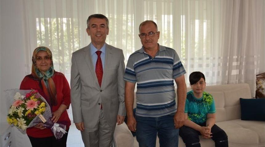 Karnesini Evde Aldı