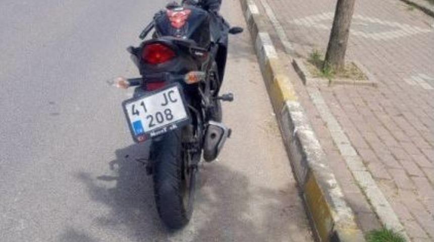 Tıra &Ccedil;arpan Motosiklet &Uuml;zerindeki 2 Lise &Ouml;ğrencisi Ağır Yaralandı