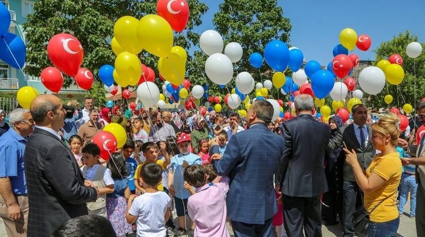 G&uuml;rkan, &Ouml;ğrencilerin Karne Heyecanına Ortak Oldu