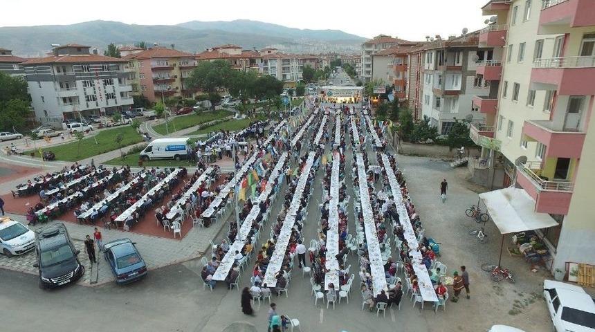 Binlerce Kişi Aynı Sofrada İftar Açtı
