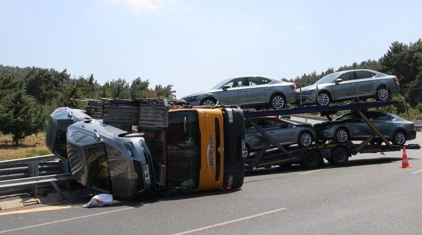 L&uuml;ks Ara&ccedil;ları Taşıyan Tır Devrildi, S&uuml;r&uuml;c&uuml;n&uuml;n Oğlu Babasına Sarılarak Ağladı