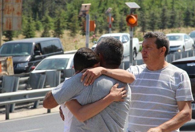 Lüks Araçları Taşıyan Tır Devrildi, Sürücünün Oğlu Babasına Sarılarak Ağladı