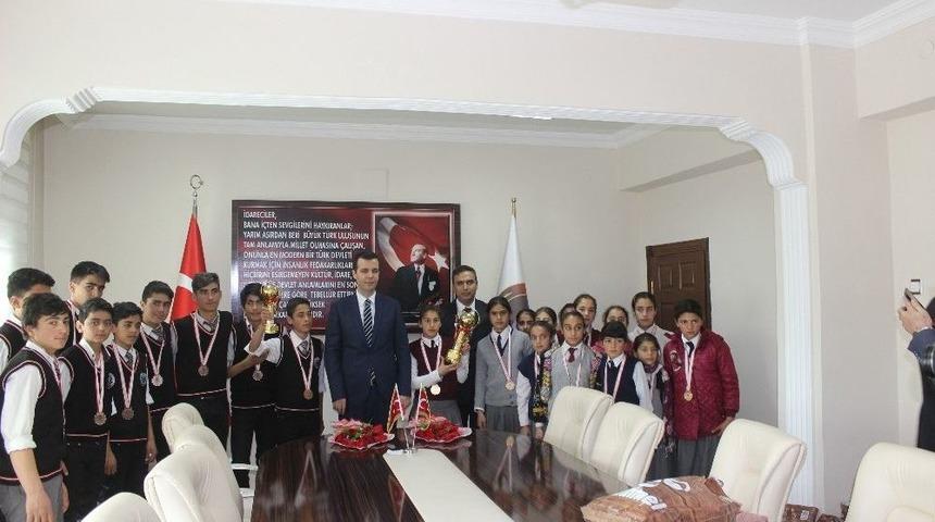 Kaymakam Vardar, Sporcu Öğrencileri Kabul Etti