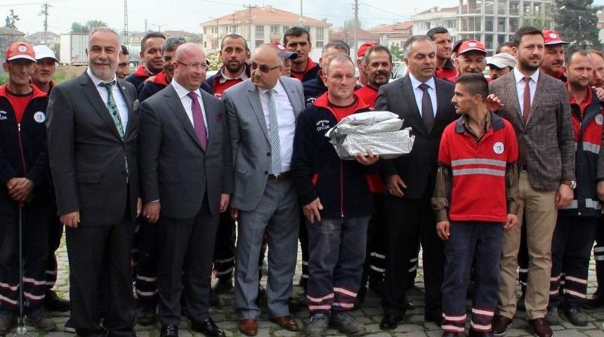 Bulduğu Altın Ve Para Dolu &Ccedil;antayı Polise Teslim Eden Temizlik G&ouml;revlisine Başkan Ve İş Adamlarından Destek