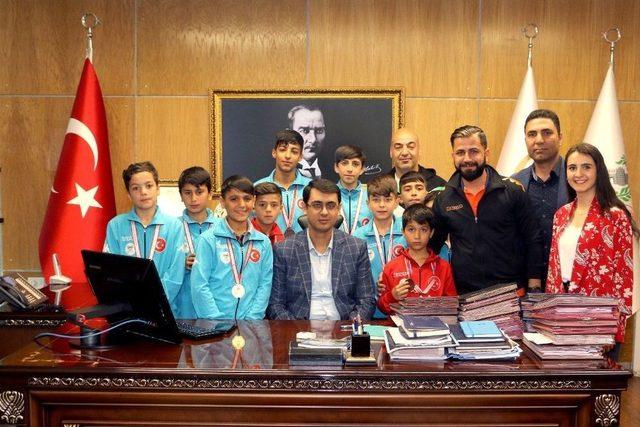 Yenişehirli &Ccedil;ocuklar Y&uuml;zme Yarışmasında Madalyaları Topladı 1