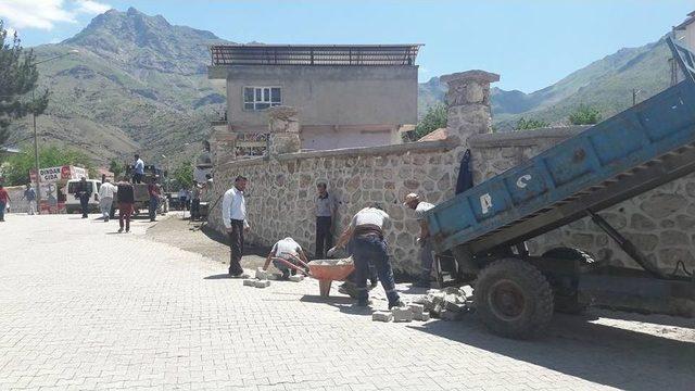 Sason Belediyesi Kilitli Parke Taşı Çalışmalarını Sürdürüyor