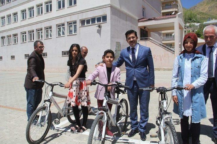 Karnesini Evinde Kaymakamın Elinden Aldı G1