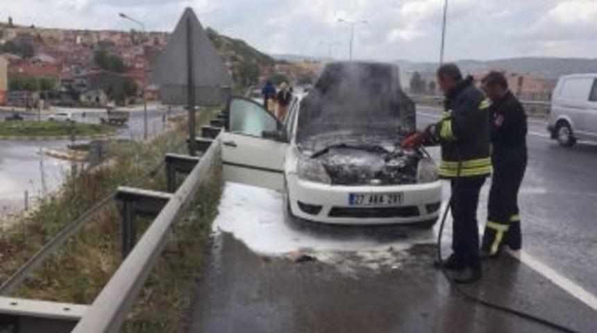 Seyir Halindeki Otomobil Alev Aldı