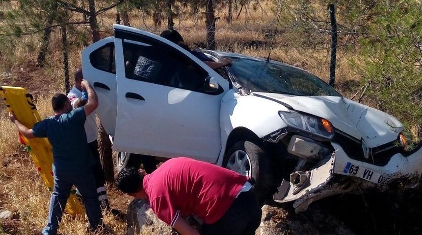 Şanlıurfa&rsquo;da Virajı Alamayan Otomobil Şarampole Devrildi