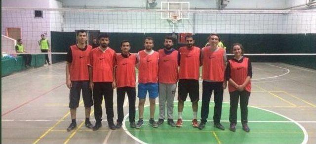 Hakkari’de Öğretmenler Arası Voleybol Turnuvası