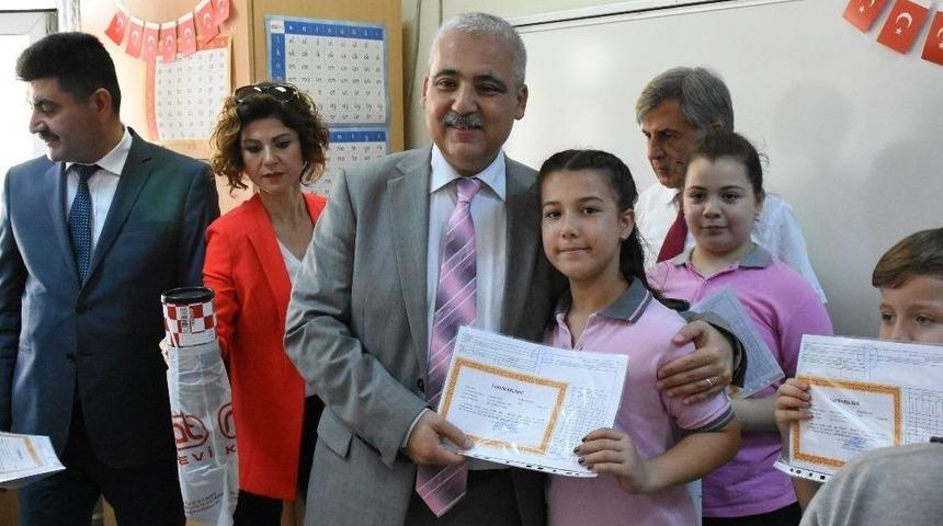 Vali G&uuml;ven&ccedil;er, &Ouml;ğrencilerin Karne Heyecanına Ortak Oldu