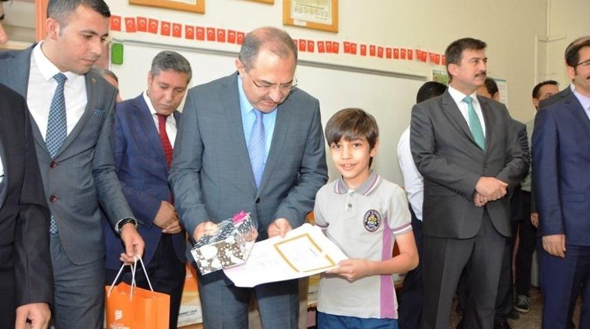 Vali Kaban, &Ouml;ğrencilerin Karne Heyecanına Ortak Oldu