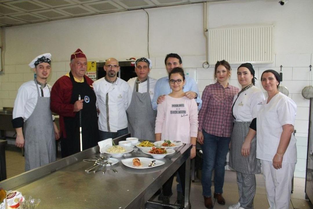 Kaymakam G&ouml;rg&uuml;l&uuml;aslan Mutfağa Girdi