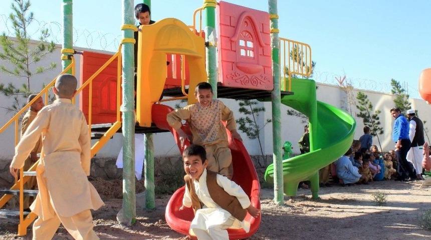 Afganistan&rsquo;da Yetimlere Oyun Parkı