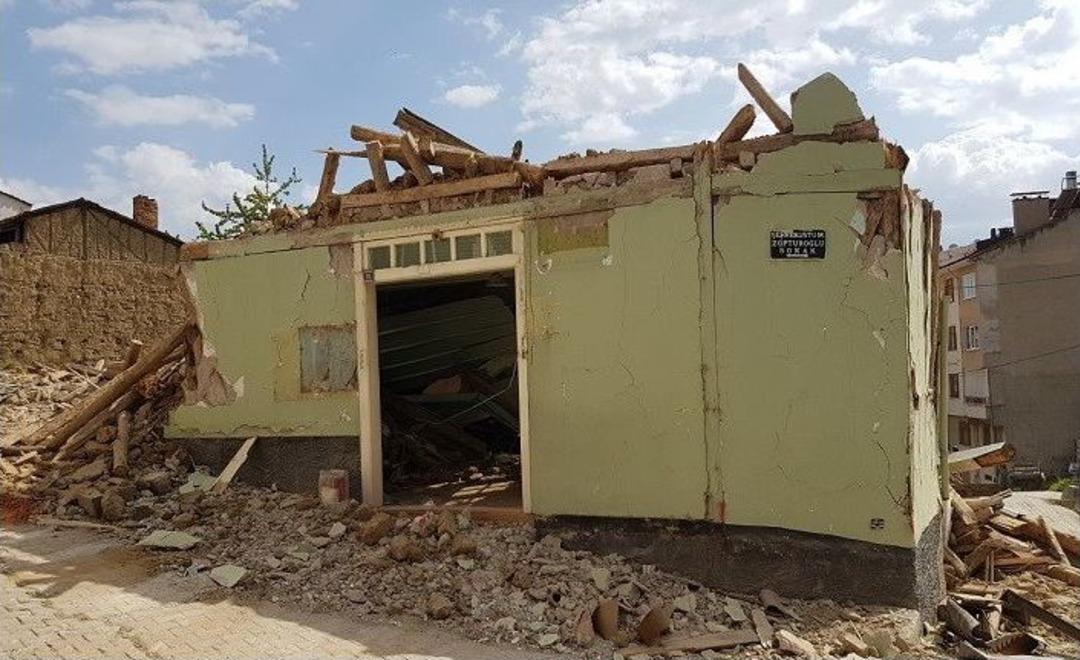 Zobturoğlu Camii Yıkıldı, K&uuml;r&uuml;k Dede T&uuml;rbesi Başka Yere Taşındı
