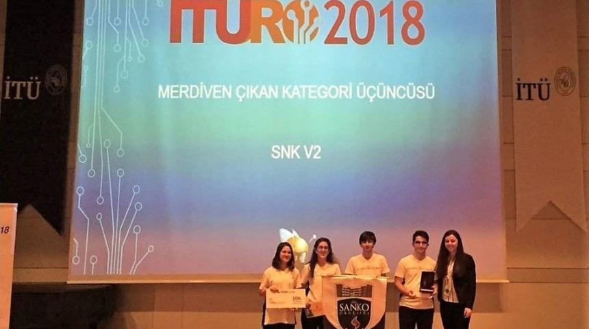 Sanko &Ouml;ğrencileri İt&uuml;ro&rsquo;dan İki T&uuml;rkiye &Uuml;&ccedil;&uuml;nc&uuml;l&uuml;ğ&uuml; İle Eve D&ouml;nd&uuml;