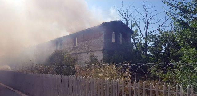 Bakırköy’de Tarihi Askeri Binada Yangın Çıktı