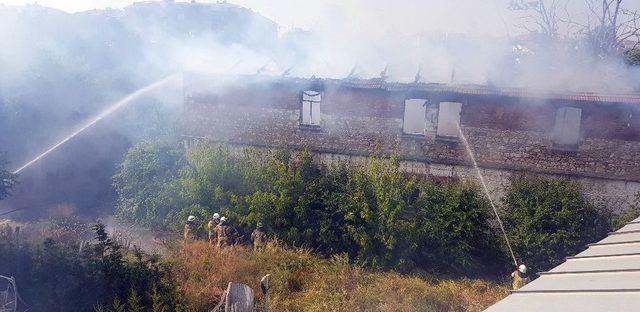 Bakırköy’de Tarihi Askeri Binada Yangın Çıktı