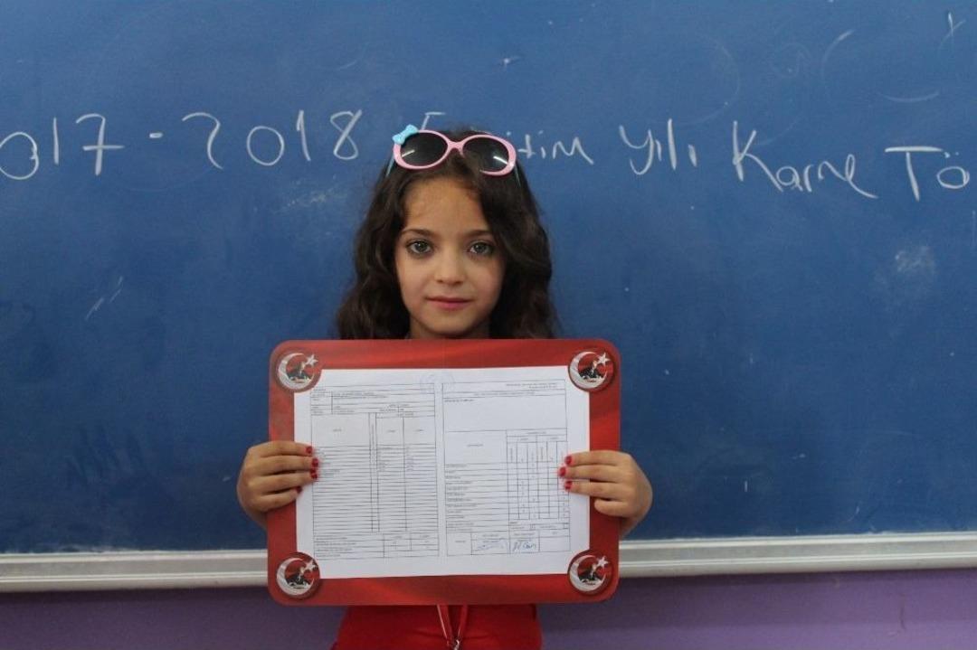 Iraklı Fethiye, T&uuml;rkiye&rsquo;deki İlk Karne Sevincini Yaşadı