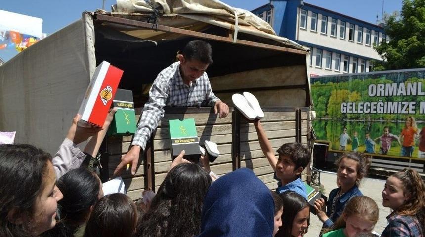 Şuhut&rsquo;ta Takdir Alan &Ouml;ğrencilere Ayakkabı Hediyesi