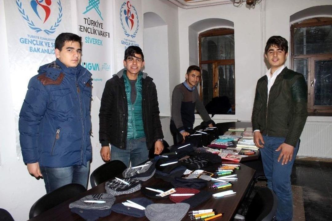 Siverekli &Ouml;ğrencilerden Şırnaklı &Ouml;ğrencilere Giysi Ve Kırtasiye Yardımı