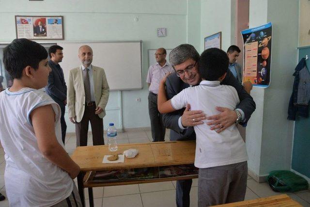 Başkan Can’dan İlkokul Ve Ortaokul Mezunlarına Karne Hediyesi