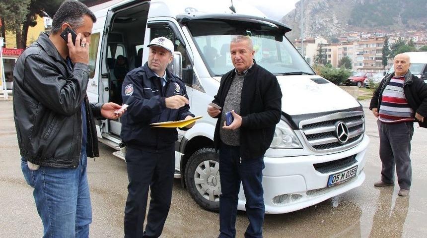 Amasya&rsquo;da Polisler Tebdili Kıyafetle Minib&uuml;sleri Denetledi