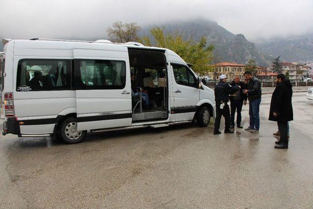 Amasya’da Polisler Tebdili Kıyafetle Minibüsleri Denetledi