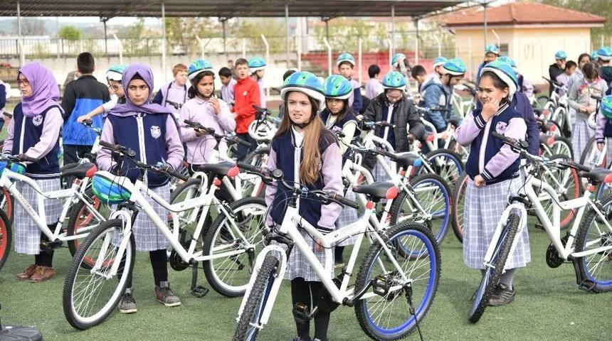 İzmit Belediyesi, Kandıralı &Ccedil;ocuklara Bisiklet Dağıttı