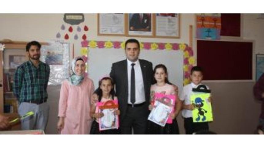 Gördes’te Öğrenciler Karnelerini Aldı