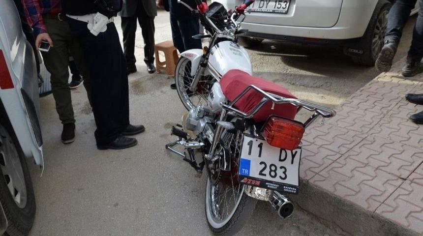 Motosiklet İle Otomobil Çarpıştı: 2 Yaralı