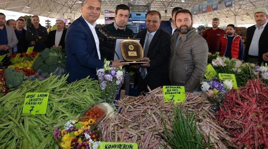 Yenig&uuml;n Pazarının &Ouml;rnek Esnafına Plaket