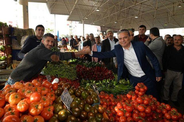 Yenigün Pazarının Örnek Esnafına Plaket