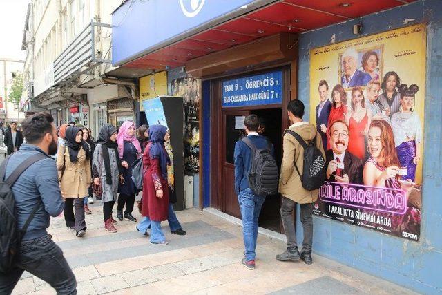 Haliliye Belediyesinden Üniversite Hazırlık Öğrencilerine Sinema Molası