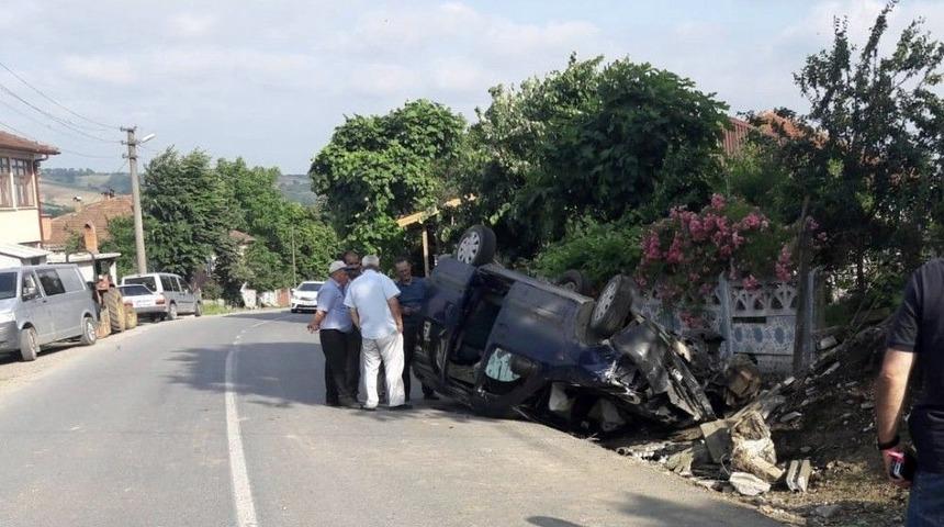 S&uuml;r&uuml;c&uuml;s&uuml;n&uuml;n Kontrol&uuml;nden &Ccedil;ıkan Otomobil Takla Attı: 2 Yaralı
