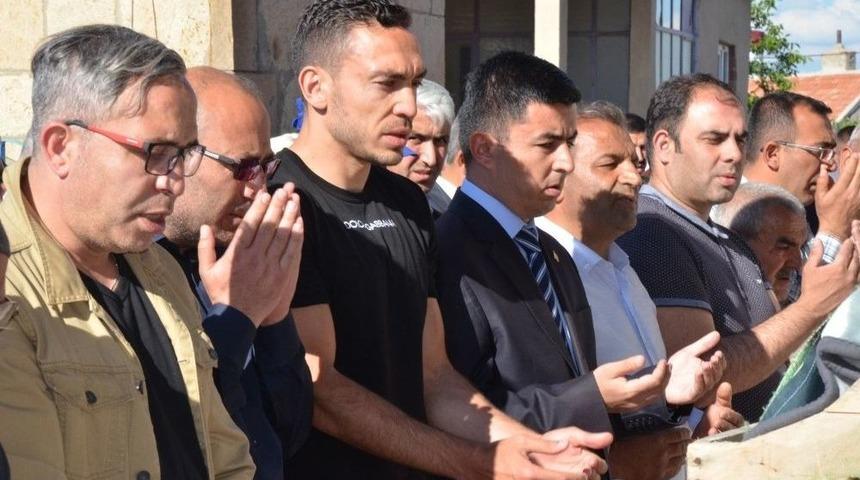 Milli Futbolcu Mevl&uuml;t Erdin&ccedil;&rsquo;in Babası Toprağa Verildi