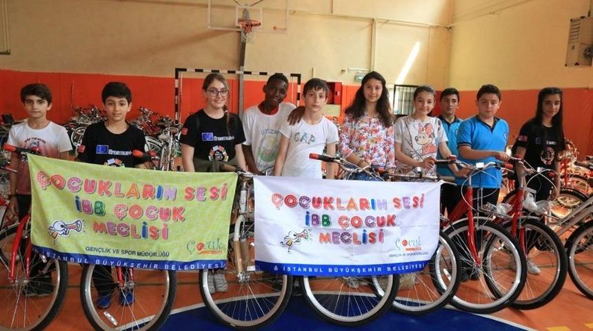 Başkan Uysal&rsquo;dan &Ccedil;ocuk Meclisi &Uuml;yelerine Bisiklet Hediyesi