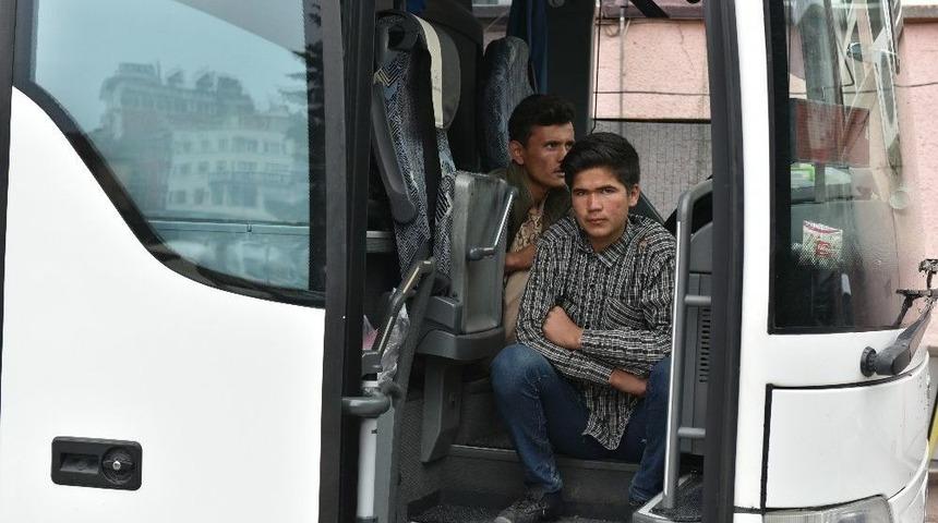 Tosya&rsquo;da Yolcu Bileti Kesilen 50 Ka&ccedil;ak G&ouml;&ccedil;men Yakaladı