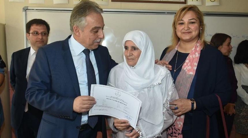 Hakkari&rsquo;de Okuma-yazma &Ouml;ğrenen Kursiyerlere Belgelerini Verdi