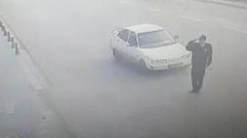 Selam Vermek İ&ccedil;in Yola &Ccedil;ıkan Polis Memuruna Araba &Ccedil;arptı