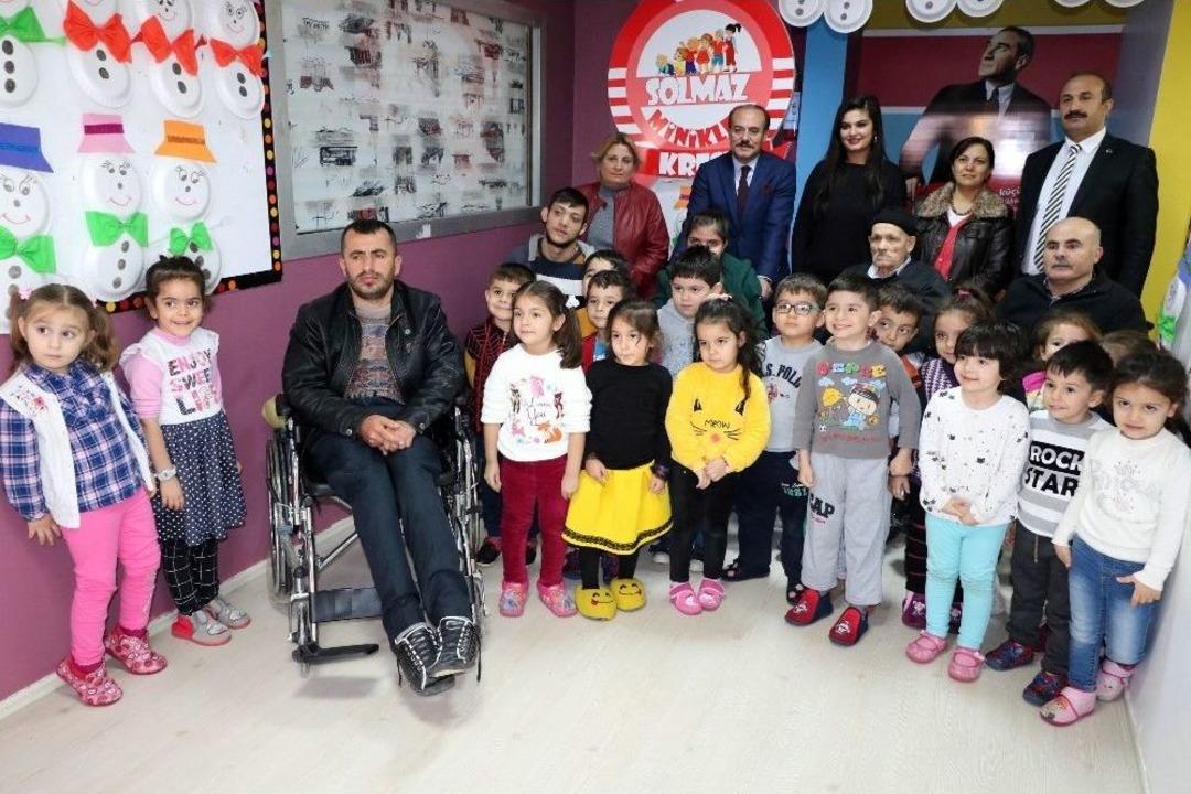 Kreş &Ccedil;ocukları 4 Engelli Vatandaşın Y&uuml;z&uuml;n&uuml; G&uuml;ld&uuml;rd&uuml;