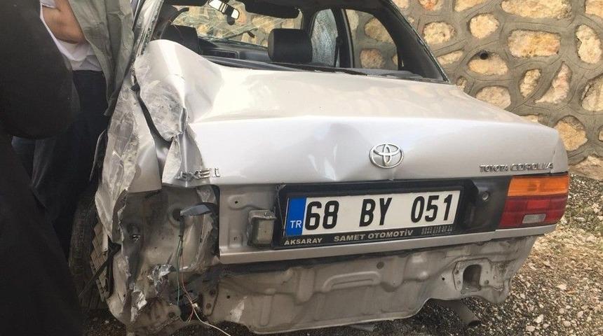 Otomobil İstinat Duvarına &Ccedil;arptı: 1 Yaralı