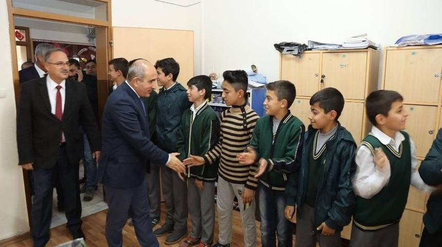 &Ouml;ğrencilere Spor Malzemeleri Dağıtıldı