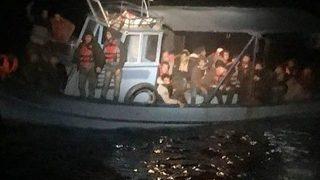 Akdeniz Açıklarında Bozulan Teknede Mahsur Kalan 43 Düzensiz Göçmen Kurtarıldı