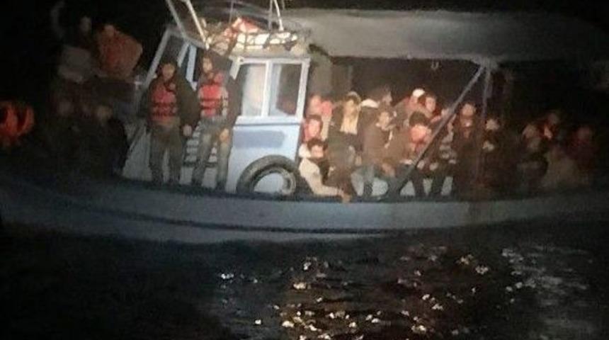 Akdeniz Açıklarında Bozulan Teknede Mahsur Kalan 43 Düzensiz Göçmen Kurtarıldı