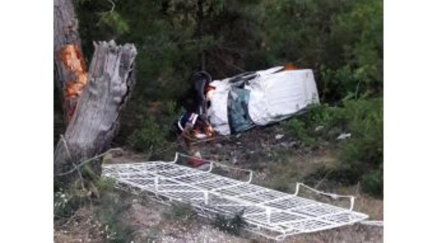 Minib&uuml;s Şarampole U&ccedil;tu: 2 Yaralı