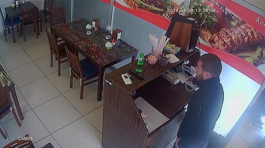 Saniyeler İ&ccedil;inde Ger&ccedil;ekleşen Hırsızlık G&uuml;venlik Kamerasında