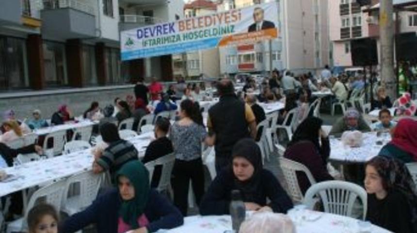 Devrek Belediyesi&rsquo;nin Sokak İftarında Y&uuml;zlerce Kişi Bir Araya Geldi.