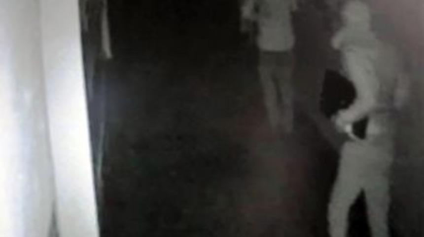 Diz&uuml;st&uuml; Bilgisayar &Ccedil;alan Hırsızlar &Ouml;nce Kameraya Sonra Polise Yakalandı