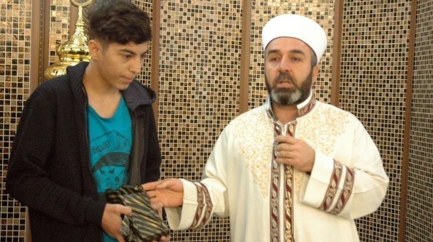 Camide Telefonu &Ccedil;alınan &Ouml;ğrenciye Cemaat Yeni Telefon Aldı